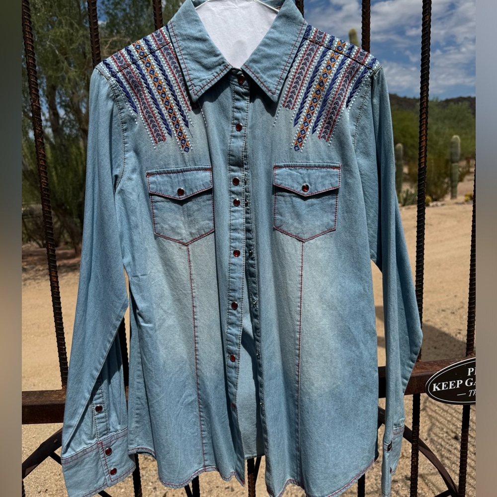 NWT Cowgirl Up Women’s Long Sleeve Western Shirt- Size M